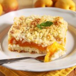 aprikosen streusel kuchen mit minzblättchen