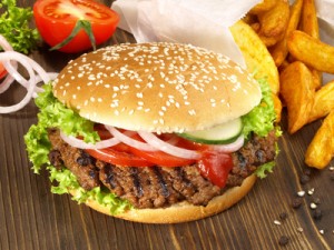 Hamburger mit Kartoffelecken