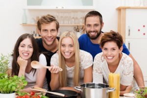 freunde kochen spaghetti zusammen